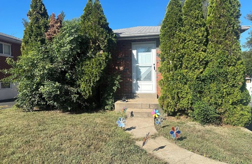 Airport Township House | Delightful 2-bedroom house with AC in Berkeley Iconixx Getaway STL