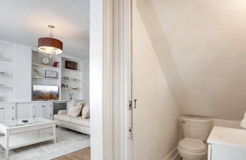 West Side House | Delightful Bright and Airy l Pet Friendly