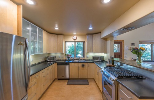 Incline House | Delightful Home and Property Minutes from Yosemite