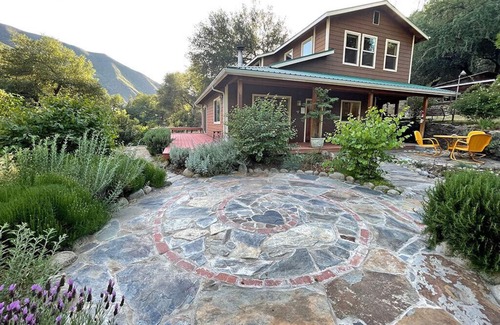 Incline House | Delightful Home and Property Minutes from Yosemite