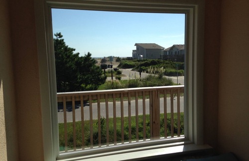 South Nags Head House | Delightful Oceanside Home Steps to Tranquil Beach: Soak up the Sun and Seabreeze