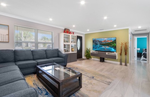 Tropic Palms House | Delray Paradise - Golf, Huge Private Pool and Spa, Tiki Bar