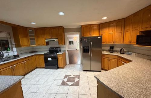 Delta House | Delta Guest House Near Transit, Shopping, High Speed Wi-Fi, Parking