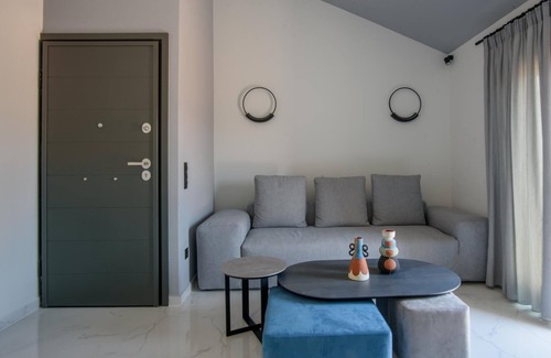 Kefalonia Apartment | Deluxe 2br Suite With sea Views to Argostoli bay