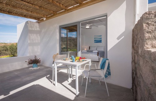 Milos Apartment | Deluxe apartment with panoramic sea view located on the hill of Provatas