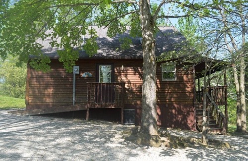 Eckerty Cabin | Deluxe Cabin 17 with Jacuzzi Tub Located on Patoka Lake in Southern Indiana