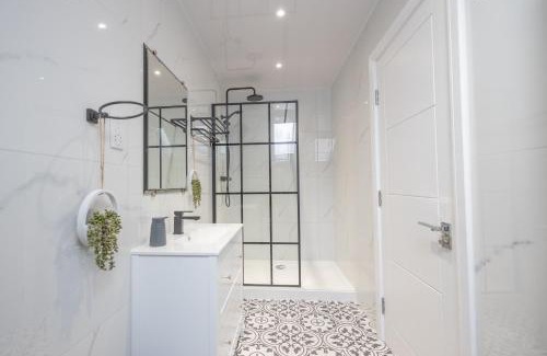 Leicester City Centre Apartment | Deluxe City Escape Perfect For Business & Families & Free Gym By The Pocklington - The Magistrates Suite