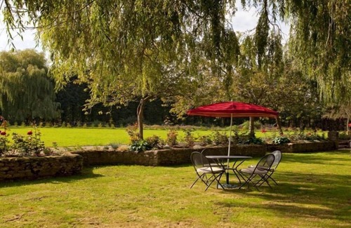 Oxford Apartment | Deluxe Lodge with River view and Garden at Cherbridge Lodges – Riverside lodges