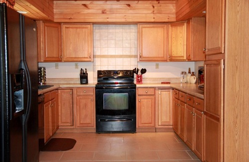 Clyde Cabin | Deluxe Log Cabin with a Hot Tub in the Smoky Mountains of North Carolina