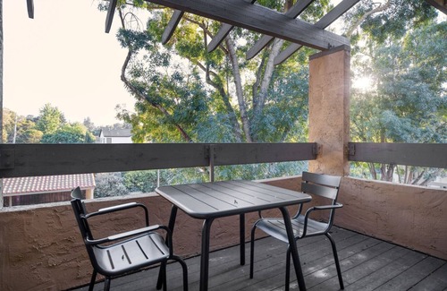 Shoreline West Apartment | Deluxe Mountain View 1BR w/Gym, Pool & W/D, nr downtown, by Blueground