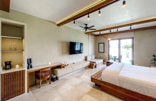 Pristine Bay Hotel | Deluxe Room at Las Verandas (2)