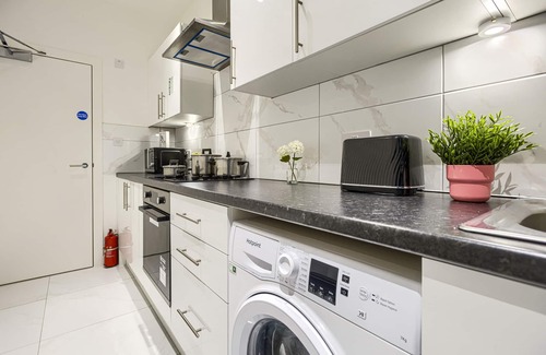 Highbury West Apartment | Deluxe Studio with City View-10