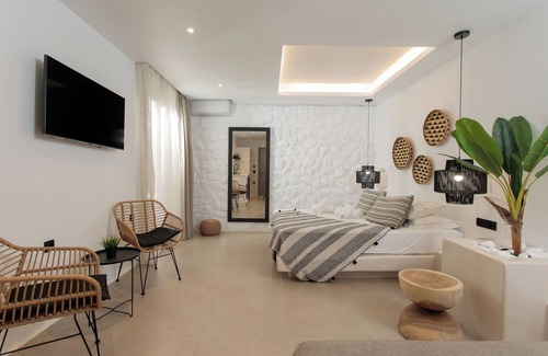 Naxos Town Hotel | Deluxe triple room in Naxos town (access to shared pool)