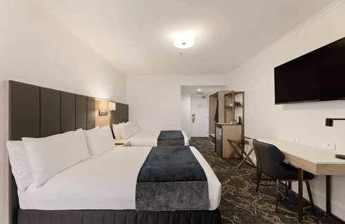 Spring Hill Hotel | Deluxe Twin Room w Balcony CBD Brisbane