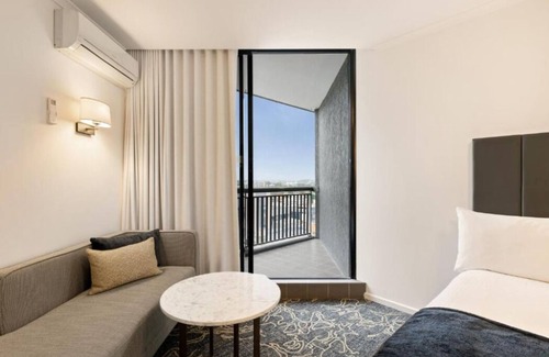 Spring Hill Hotel | Deluxe Twin Room w Balcony CBD Brisbane