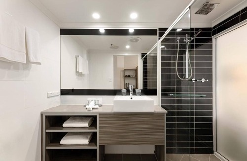 Spring Hill Hotel | Deluxe Twin Room w Balcony CBD Brisbane
