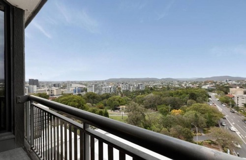 Spring Hill Hotel | Deluxe Twin Room w Balcony CBD Brisbane