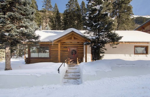 Taos Ski Valley Cabin | Denton Cabin - Warm, Pet-Friendly Log Cabin, close to Mountain Stream and Ski Re