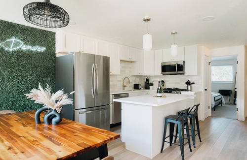 Barths House | Denver Getaway Western Retreat Newly Renovated Close to DT, I70 & Red Rocks!