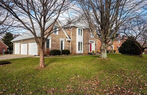 Buechel House | Derby/PGA Ready Retreat with Curated Bourbon Bar - 5 BR 3.5 Bath - Sleeps12!