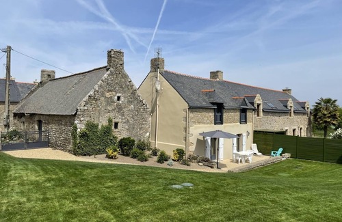 Locoal-Mendon House | Des Puits - LOCOAL-MENDON