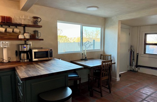 Twentynine Palms House | Desert Oasis-Hot Tub-Romantic Getaway-Writer's/Artist's studio-7 min from JTNP