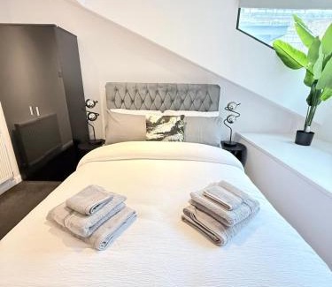 Bermondsey Apartment | Designer 2-Bed Flat by Tower Bridge