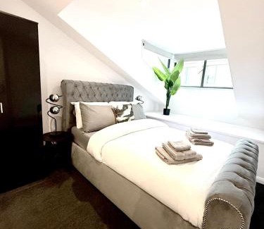 Bermondsey Apartment | Designer 2-Bed Flat by Tower Bridge