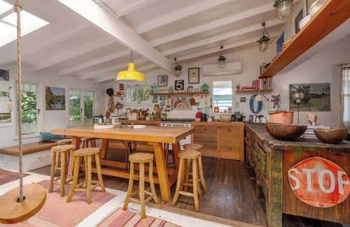 Bangalow House | Designer Pet-Friendly Cottage, Walk to Town