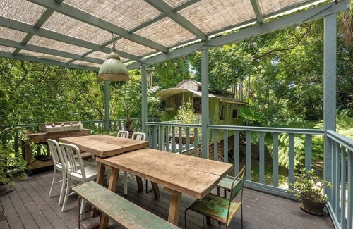 Bangalow House | Designer Pet-Friendly Cottage, Walk to Town