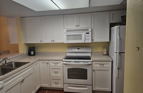Bonita Springs Condo | Desirable third floor unit. Close to all amenities including beach barefoot.
