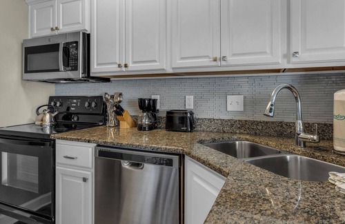 Holiday Isle Apartment | Destin Studio With Resort Amenities and Private Beach Access