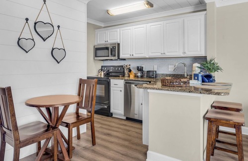 Holiday Isle Apartment | Destin Studio With Resort Amenities and Private Beach Access
