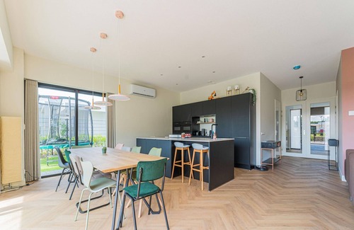 Municipality of Zeewolde House | Detached 10-person villa with fenced garden, trampoline, modern kitchen and private swimming dock