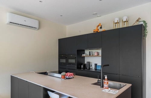 Municipality of Zeewolde House | Detached 10-person villa with fenced garden, trampoline, modern kitchen and private swimming dock