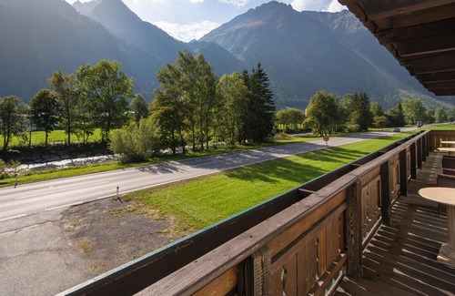 Huben House | Detached group house with ski storage room