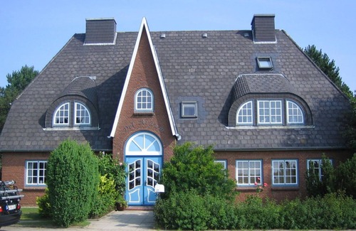 Nebel Apartment | Die Wohnung Verfügt Über 1 Wohnraum mit Wlan, Sat-tv, Offenem Kamin und Offener Küche, 1 Schlafzimmer, 1 Badezimmer mit Dusche und WC; Garten zur Gemeinschaftsnutzung mit Terrassenmöbeln und Strandkörben