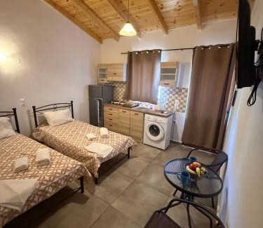 Karvelas Apartment | Dimitris room kamares 2