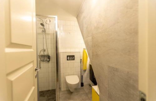 Bergen City Centre House | Dinbnb Homes I Cozy Cellar Apartment in Historical Cobblestone Street"