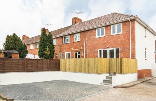Bristol House | Dings House With FREE Parking In Super Central South West City Location By StayStaycations