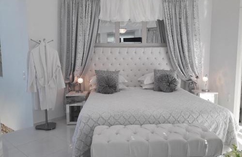 Skinaria Villa | Dion Villa - Pool & Jacuzzi - Sleeps 4 - Zakynthos