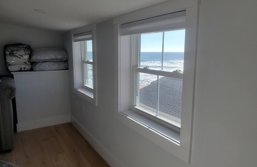 Salisbury House | Direct Ocean Front Salisbury Beach South Siden Step out onto sand!