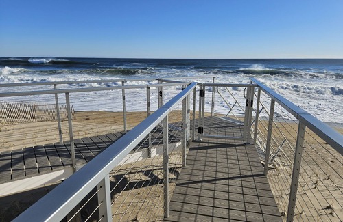 Salisbury House | Direct Ocean Front Salisbury Beach South Siden Step out onto sand!