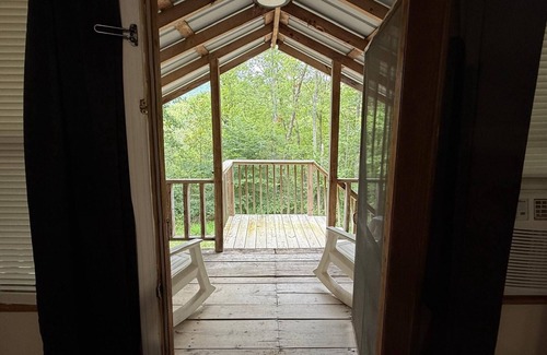Ashley Oaks Cabin | Direct Windrock trail access Breathtaking views right from your bedroom sleeps 4