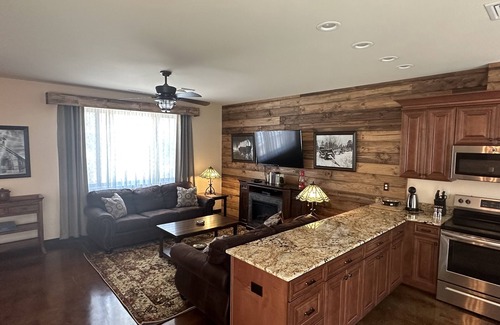 Broadmoor Cabin | DIRECTLY on Cheyenne Creek - CENTRAL AIR -Walk to Broadmoor