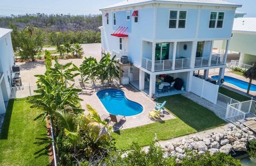 Marathon Villa | DISCOUNT AVAILABLE! 4 BR/3 BA Private Pool/Dock/Canal Front/Neighborhood Beach!
