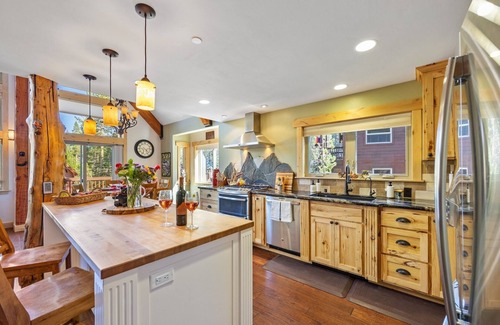 Soda Springs Cabin | Discount dates at the Hillside Mountain Retreat, elegantly rustic