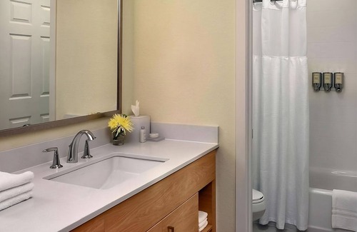 Monmouth Junction Resort | Discover a Charming Stay in Princeton! Free Breakfast and Seasonal Outdoor Pool!