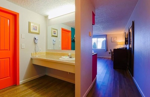 Seaside Hotel | Discover Beaches at Spacious Room with Stunning River View