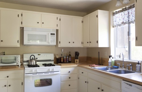 Los Olivos House | Discover Los Olivos charm, just steps to great restaurants and wine tasting.